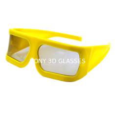 I grandi vetri di dimensione 3D ingialliscono la pagina per il cinema di IMAX che guarda il film di 3D 4D 5D