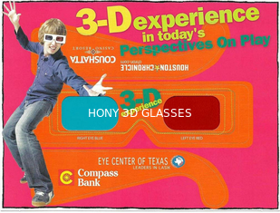 Passi i ciano di vetro dell'anaglifo 3D della tenuta, occhiali di protezione polarizzati rossi