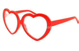 Struttura rossa del cuore di vetro di diffrazione della radura della struttura del cuore per uso di festival di musica di nozze del partito